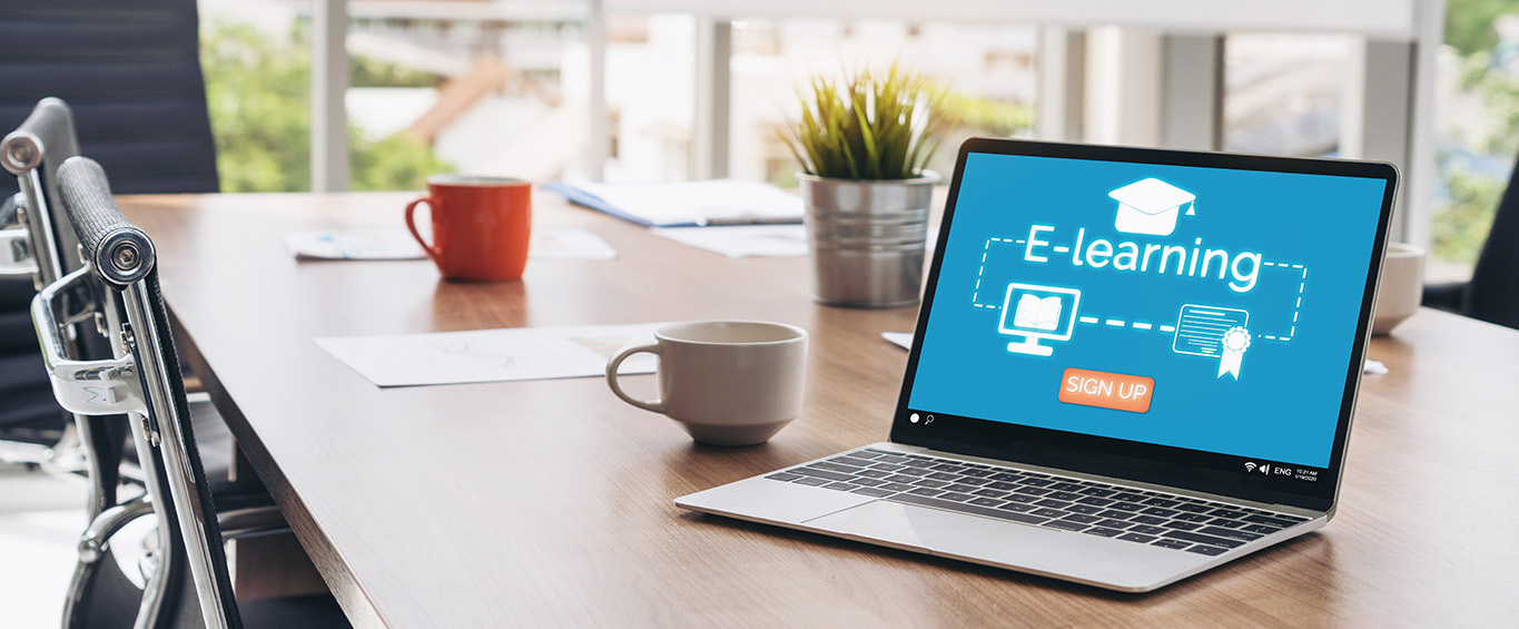 Ein Laptop mit geöffneter e-Learning App steht auf einem Schreibtisch.